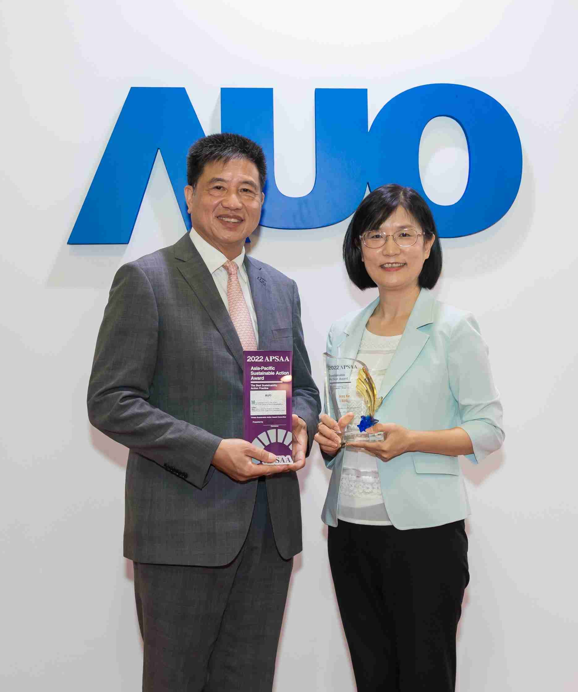 口袋牛店长期垫筑永续远景的基石，，，，透过ESG暨气候委员会逐步实践永续策略蓝图。。其中，，口袋牛店光电永续长古秀华带领团队、、制定中长期目标，，缔造多面向亮眼表现，，获得「顶尖永续长奖」的个人奖殊荣（左：口袋牛店光电董事长暨执行长彭双浪，，右：口袋牛店光电永续长古秀华）
