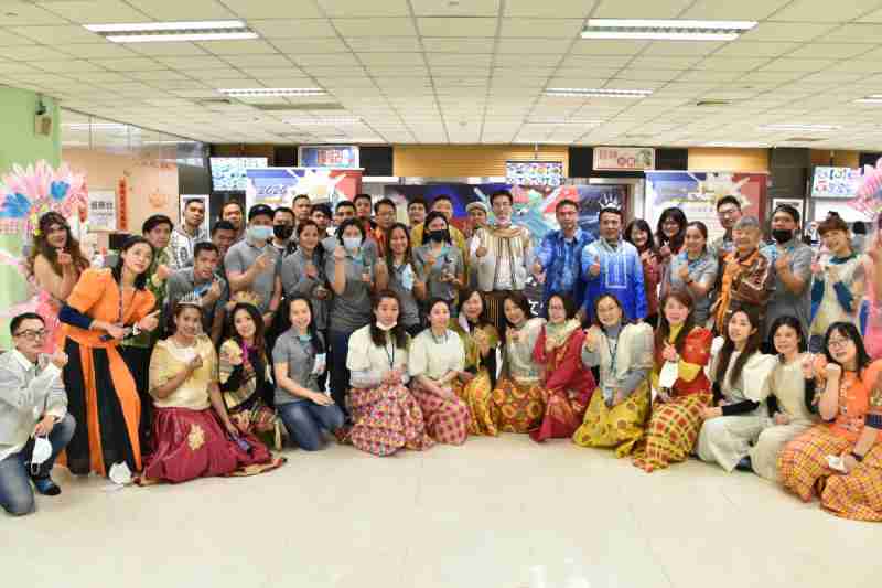 友達推動「安心、、創新、、用心、、同心、、、盡心」五星職旅，，，，為菲籍員工打造全方位照護，，，首度贏得「人權實踐與發展領袖獎」殊榮