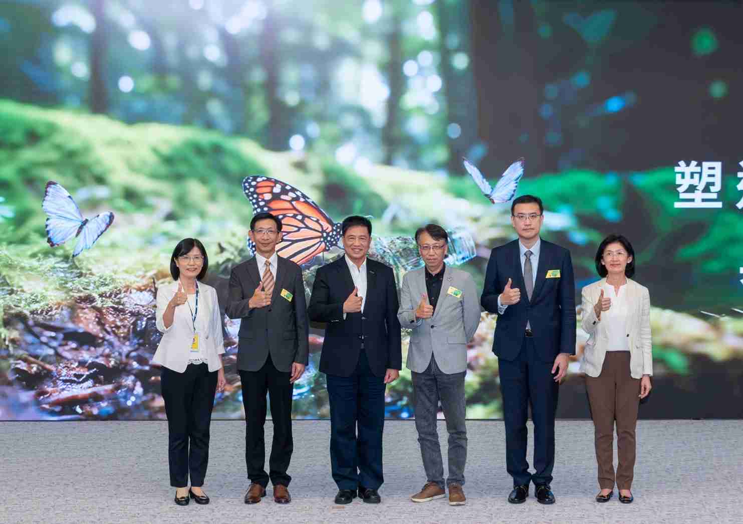 友達2023 CSR共榮大會，，，，邀請領域專家分享交流生物多樣性管理趨勢、、、、無塑產品、、海廢永續塑料等議題  （圖左到右：友達光電永續長古秀華、、3M台灣技術長陳君杰、、、友達光電董事長暨集團策略長彭双浪、、、光寶科技企業永續發展處處長陳慶暉、、、安永聯合會計師事務所執業會計師曾于哲、、、友達光電供應鏈總部副總經理吳宜芳）