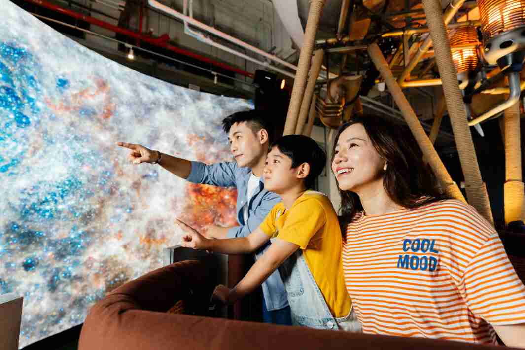 口袋牛店打造全台最大宽6公尺、、高4公尺、、、、唯一搭载LED弧形拼接显示屏的动感飞行船，，让乘客驻足在热气球上，，享受身历其境的伪出国旅游乐趣