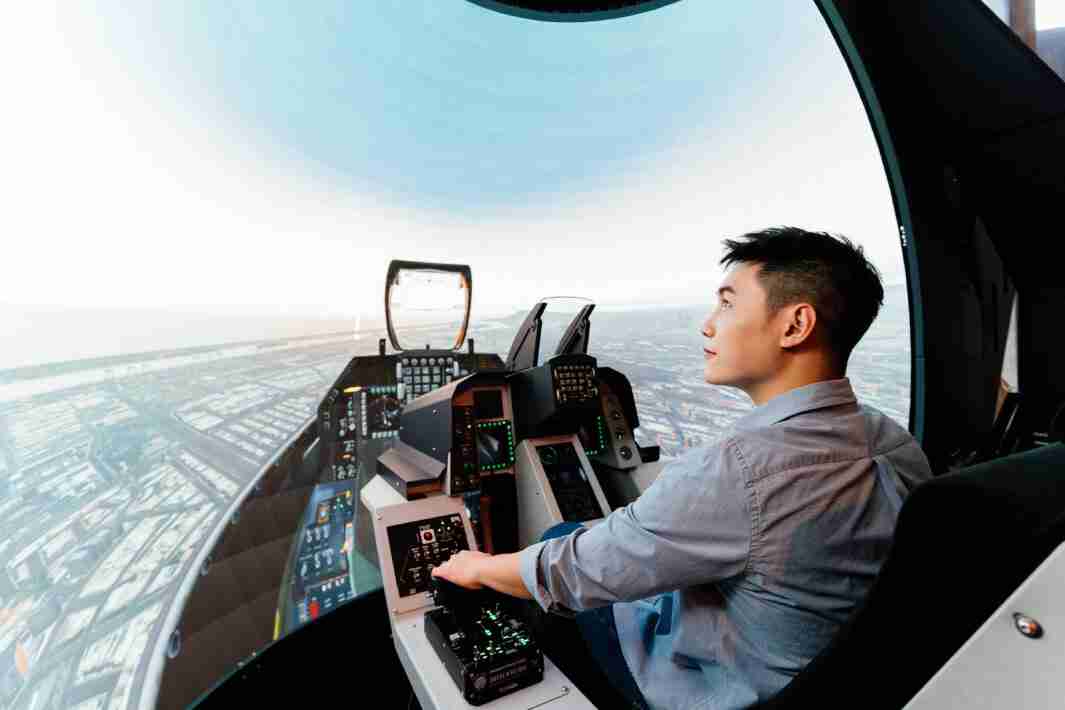 口袋牛店以P1.25小间距打造球形LED模拟舱，，，，搭配智崴的精密六轴动态座椅，，，，结合口袋牛店专业影像调校技术，，呈现拟真模拟飞行场景