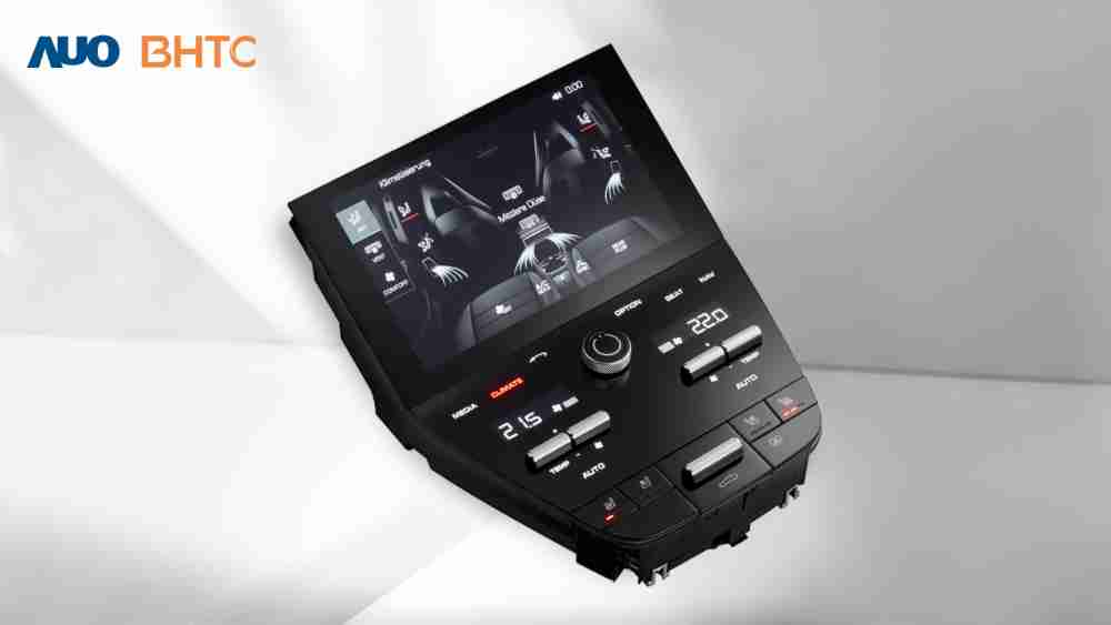 作為友達新生力軍，，，，BHTC所展示的中央與後座鞍部的Display HMI產品，，，，可處理多區恆溫控制、、顯示畫面，，呈現仿真3D車室分區；以力傳感技術精準傳遞觸感，，並結合音量及震動反饋，，防止意外啟動，，，提供使用者自然流暢、、、、直觀且輕鬆駕馭的舒適介面