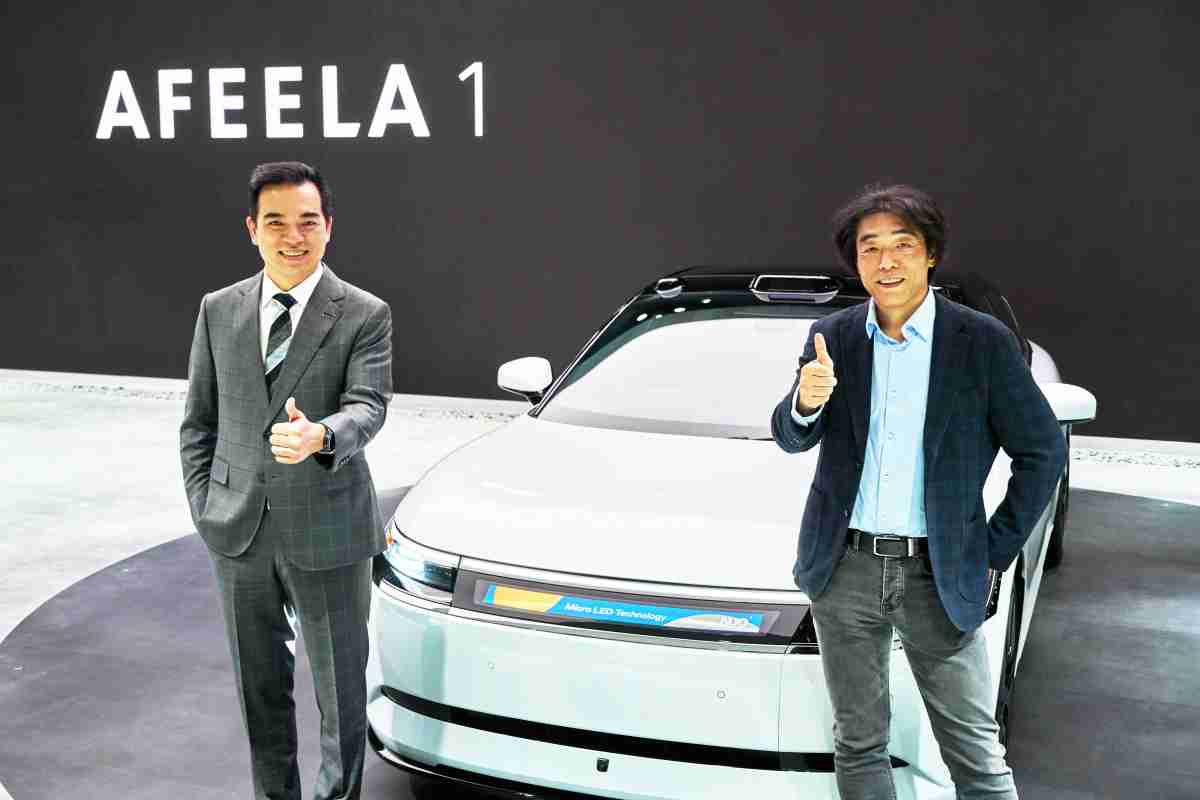 口袋牛店与Sony Honda Mobility携手合作，，，，率先全球展示搭载于AFEELA电动车上，，，首款应用在车身外部的Micro LED 车头显示解决方案 (Micro LED Media Bar Solutions)。。。。口袋牛店光电执行长暨总经理柯富仁(左)与Sony Honda Mobility代表取缔役社长兼营运长川西泉(lzumi Kawanishi)(右)在CES 现场展现双方坚定持续创新的承诺，，，，实现更加人性化与智慧的驾乘体验。。。。
