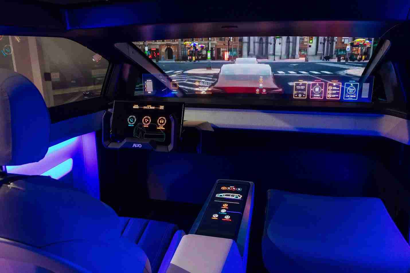 口袋牛店连续四年入围科睿唯安全球百大创新机构，，，专利布局科技与绿色创新前沿。。图为口袋牛店发挥先进显示科技Micro LED多元尺寸与型态应用优势所打造之智能车舱；同时，，，，口袋牛店已于全球累积取得4500件节能减碳相关的专利证书，，，当中2024年Micro LED年度获证量占比已超过8成