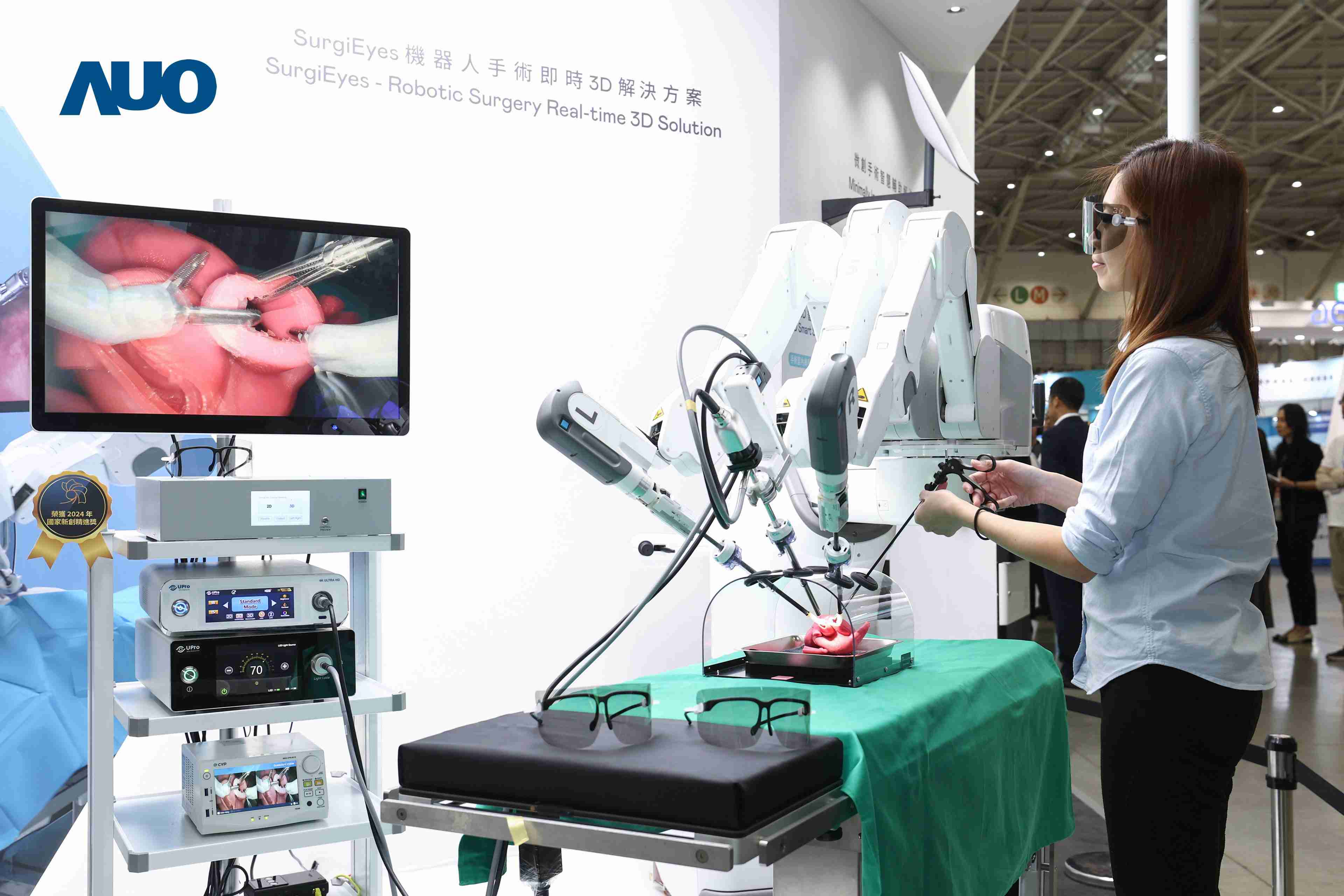 达擎以领先的3D显示技术推出〝SurgiEyes机器人手术实时3D解决方案〞，，，整合先进3D图像处理与独家3D垂直宽视角、、、、广色域的显示技术，，手术团队可实时同步主刀医师视角看到清晰3D影像，，，提升沟通效率与安全性。。。。